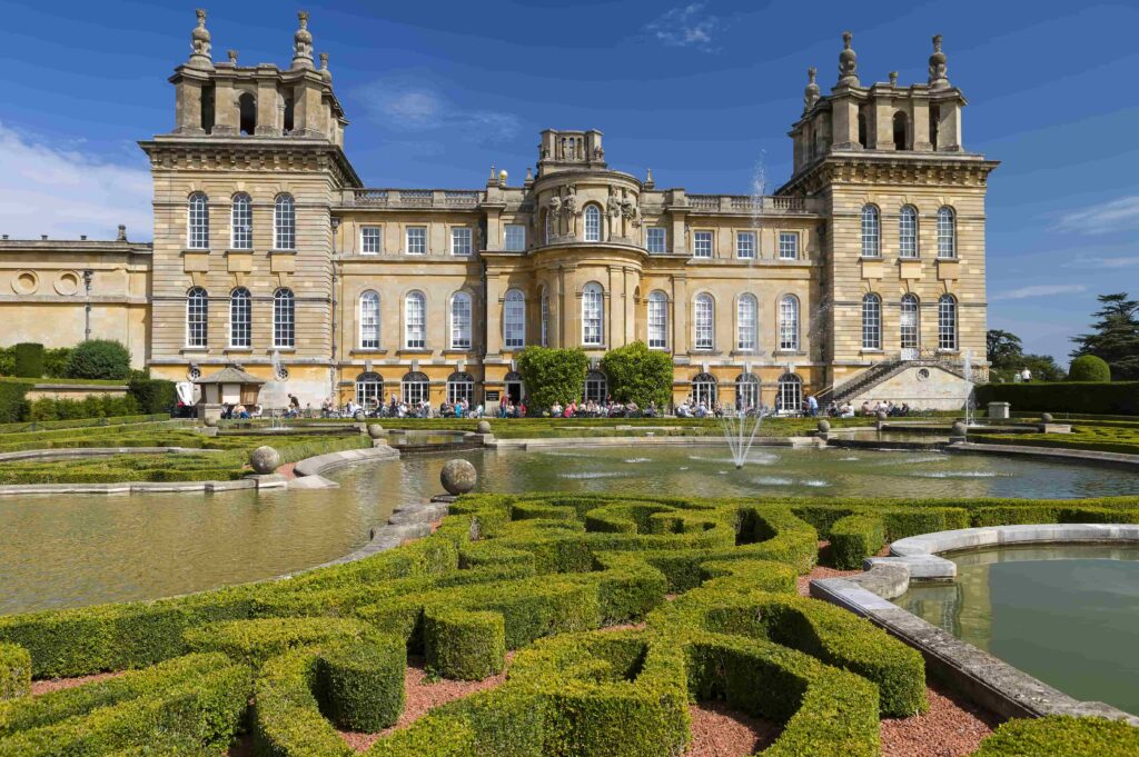 quingo scooter - Blenheim Palace light trail and Alice in the Palace